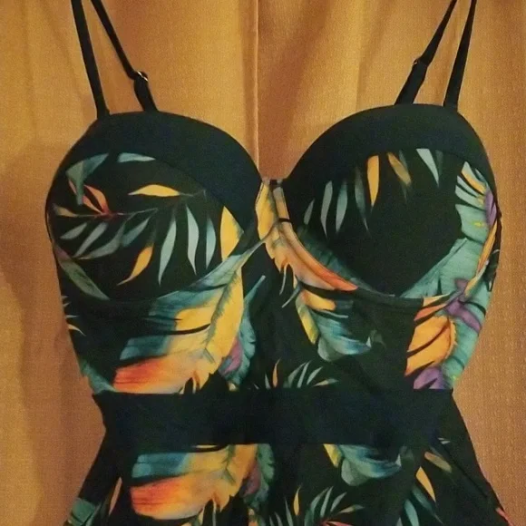 Cupshe Swimsuit - Picture 2 of 4